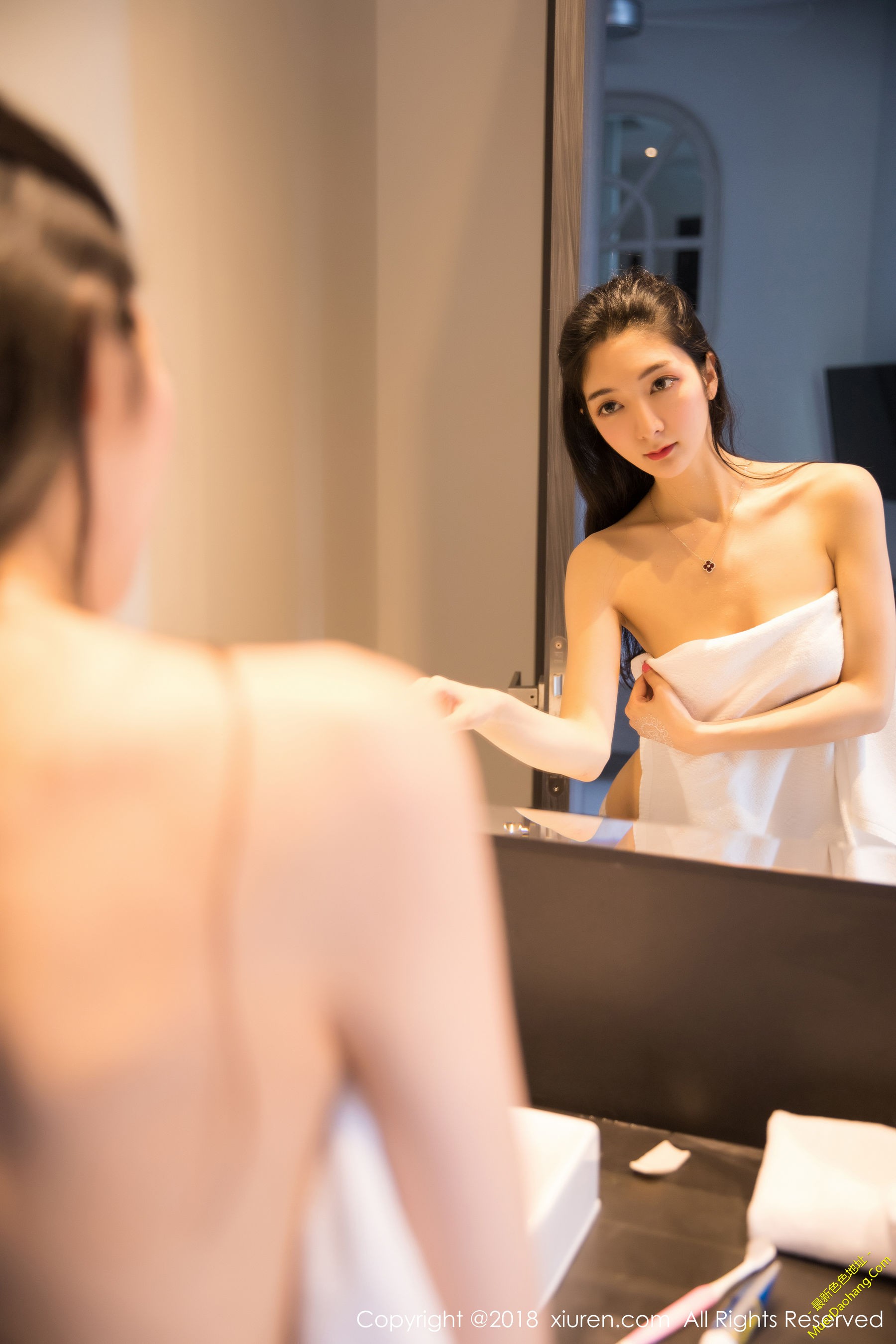 小热巴洗澡美背美腿亮眼