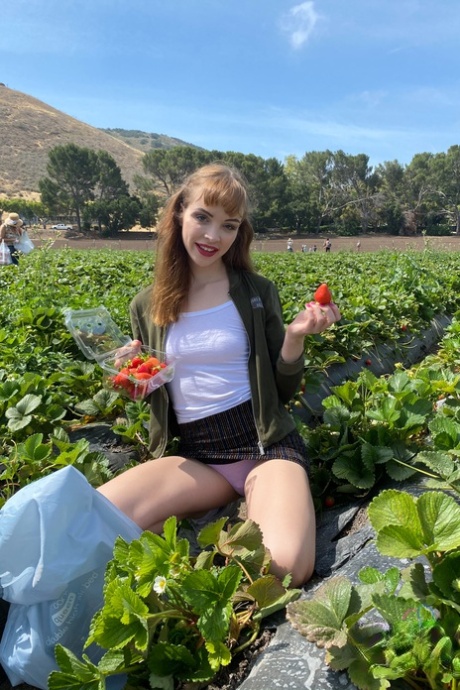 Amateur girlfriend Aliya Brynn exposes her tiny tits and beautiful pussy (17).jpg