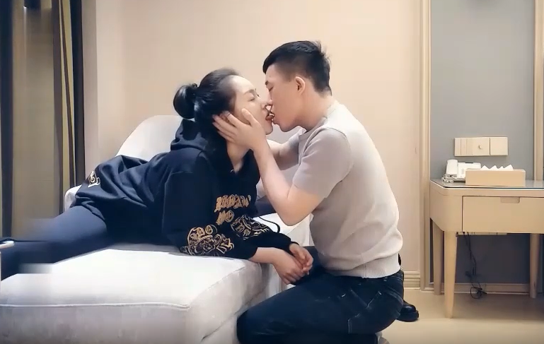 一字马操在校艺术系极品外围长得圆润可爱使